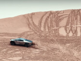 De Tesla Cybertruck rijdt moeiteloos over zanderige bergen in de KOH woestijn off-road race (beeld: DennisCW / Youtube)