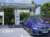 Een elektrische BMW bij een openbaar laadstation in India (Afbeelding bron: BMW)