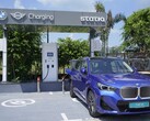 Een elektrische BMW bij een openbaar laadstation in India (Afbeelding bron: BMW)