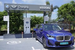 Een elektrische BMW bij een openbaar laadstation in India (Afbeelding bron: BMW)