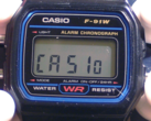 De Casio A158WA (die de module van de Casio F-91W deelt) kan "Casio" op het display weergeven, net als de nieuwere W-217H. (Afbeeldingsbron: Wikipedia)