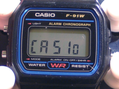 De Casio A158WA (die de module van de Casio F-91W deelt) kan &quot;Casio&quot; op het display weergeven, net als de nieuwere W-217H. (Afbeeldingsbron: Wikipedia)