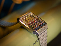 De Casio CA-500WEBF (afbeelding) wordt geleverd met een heleboel ontwerpelementen die ontleend zijn aan de iconische Back to the Future-film. (Afbeeldingsbron: Casio)