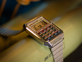 Het nieuwe Casio CA-500WEBF-1A "Back to the Future" collab horloge (afbeelding) heeft de "OUTATIME" nummerplaat op de voorkant. (Afbeeldingsbron: Casio)