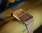 Het nieuwe Casio CA-500WEBF-1A "Back to the Future" collab horloge (afbeelding) heeft de "OUTATIME" nummerplaat op de voorkant. (Afbeeldingsbron: Casio)