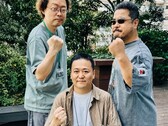 De voormalige leiders van de Tekken-gameontwikkeling, Yonemori Ikeda en Harada, heffen hun vuisten voor een foto