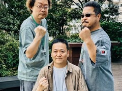 De voormalige leiders van de Tekken-gameontwikkeling, Yonemori Ikeda en Harada, heffen hun vuisten voor een foto