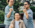 De voormalige leiders van de Tekken-gameontwikkeling, Yonemori Ikeda en Harada, heffen hun vuisten voor een foto