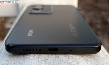 Onder: luidspreker, USB-C-poort en microfoon