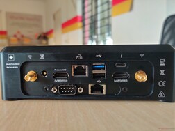 Achteraan (van links naar rechts): Wi-Fi antenneaansluiting, Power, Beschermde UHD HDMI, VGA, 2x RJ-45, USB 3.1 Type-A, USB 2.0 Type-A, Thunderbolt 3, HDMI, Wi-Fi antenneaansluiting.