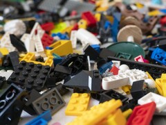 Een afbeelding van LEGO stenen verspreid over de vloer. (Afbeelding bron: nikitozawr - Pixabay)