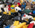 Een afbeelding van LEGO stenen verspreid over de vloer. (Afbeelding bron: nikitozawr - Pixabay)