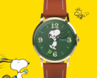 De Peanuts x Timex Marlin Hand-Wound is voorzien van een groene wijzerplaat en speelse wijzers met een tennisthema