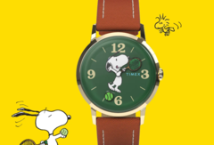 De Peanuts x Timex Marlin Hand-Wound is voorzien van een groene wijzerplaat en speelse wijzers met een tennisthema
