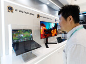 Samsung Display toonde een 16-inch 2,5K OLED-laptopscherm met een verversingsfrequentie tot 300 Hz, het eerste OLED-laptopscherm dat deze verversingsfrequentie haalt.