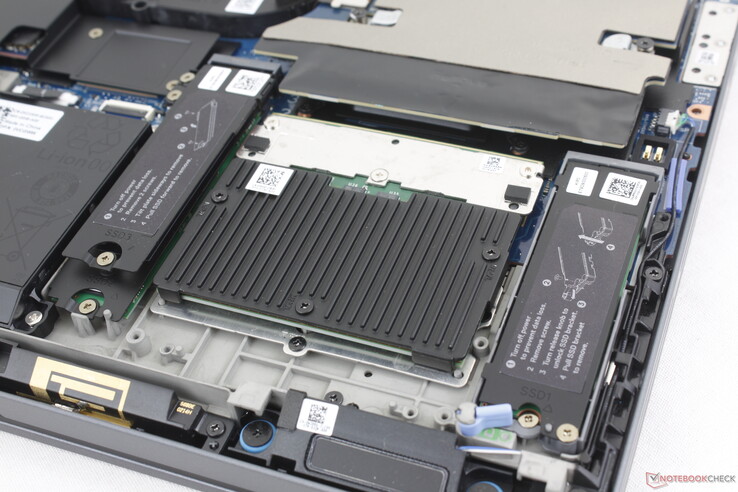 De twee M.2 2280 SSD-sleuven bevinden zich naast de CAMM2-module