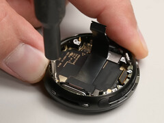 De Pixel Watch 4 krijgt een 9 uit 10 voor repareerbaarheid. Afgebeeld: binnenkant van de smartwatch. (Afbeeldingsbron: iFixit)