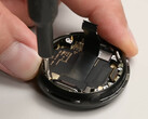 De Pixel Watch 4 krijgt een 9 uit 10 voor repareerbaarheid. Afgebeeld: binnenkant van de smartwatch. (Afbeeldingsbron: iFixit)