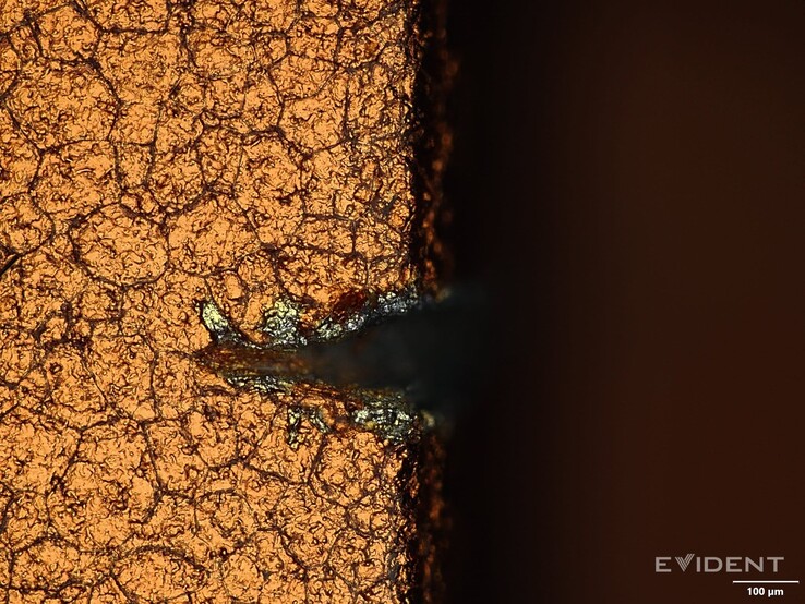 Afbeelding die laat zien hoe die krassen eruit zien onder een digitale microscoop (Afbeelding Bron: iFixit)