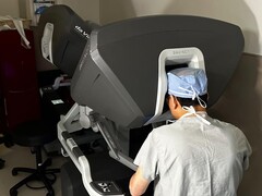 Eerste Amerikaanse harttransplantatierobotica toont een nieuwe chirurgische grens. Afgebeeld: Dr. Kenneth Liao met dezelfde chirurgische robot die voor de operatie werd gebruikt (Afb. bron: BCM)