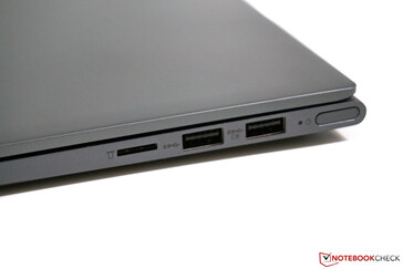 Rechts: microSD lezer, 2x USB-A 3.1 Gen 1 (1x gevoed), aan/uit-knop