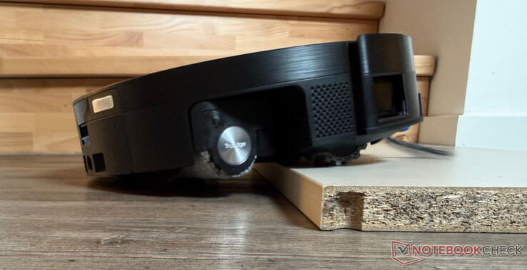 Ecovacs Deebot X11 OmniCyclone klimt op een 2,4 cm hoge trede