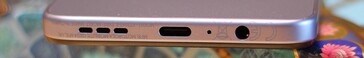 Onder: luidspreker, USB-C-poort, microfoon, 3,5-mm audio-aansluiting