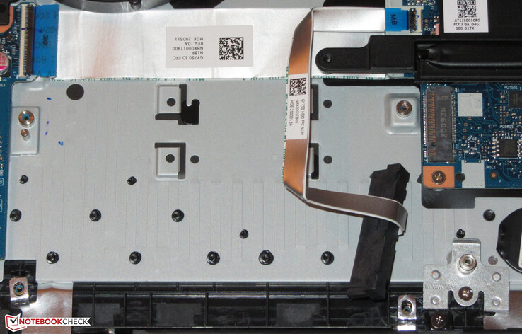 Als het 2,5-inch aandrijfframe wordt verwijderd, kan als alternatief een tweede NVMe SSD worden geplaatst. De schroefdraad die nodig is om de SSD vast te zetten (rechterbenedenhoek) kan worden verplaatst, zodat u SSD's van verschillende lengtes kunt gebruiken.