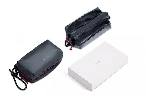 De OnePlus Crossbody Bag heeft meerdere compartimenten. (Afbeeldingsbron: OnePlus)