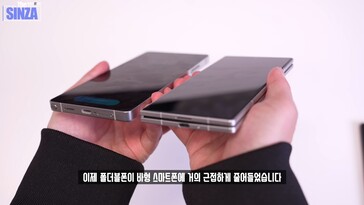 Samsung Galaxy Z Fold 7 vs. Galaxy S25 Ultra. (Afbeeldingsbron: TheSinza, Youtube)