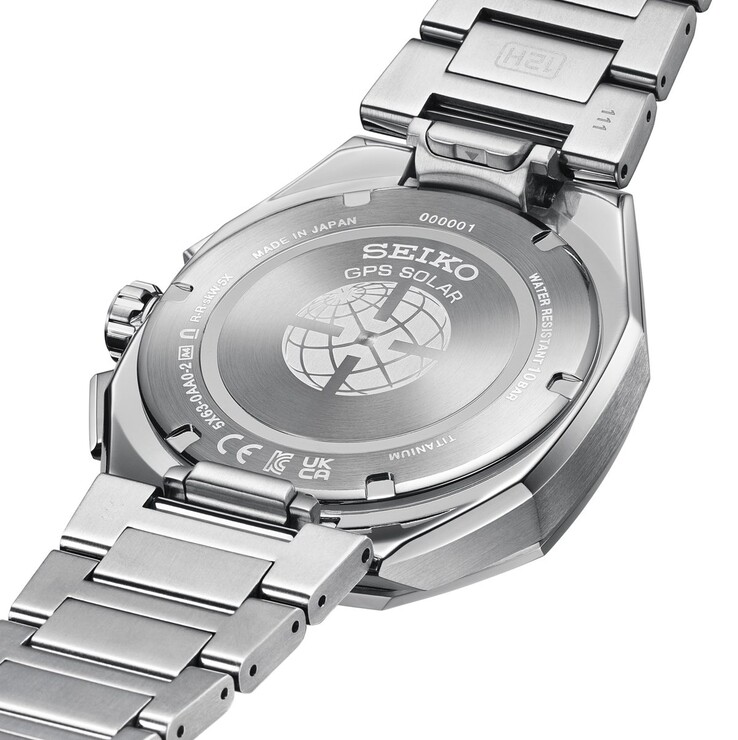 Achteraanzicht van het Seiko Astron GPS Solar horloge met de gegraveerde achterkant van de kast, de titanium armband en het slotmechanisme.