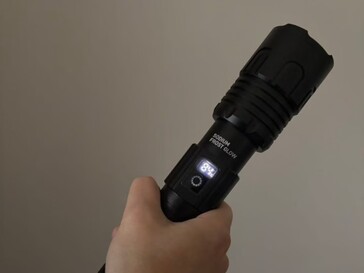 Er is een batterijniveau-indicator en een USB-poort voor het opladen van een telefoon