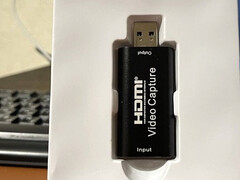 De adapter, klaar om uit de witte plastic binnenverpakking gehaald te worden (Afbeelding bron: ZachemKupil op MySKU, bijgesneden, kleurnormaal aangepast)