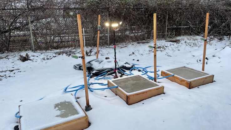 Betonplaten van verschillende samenstellingen warmen op om sneeuw te smelten (Afbeelding: Drexel News)