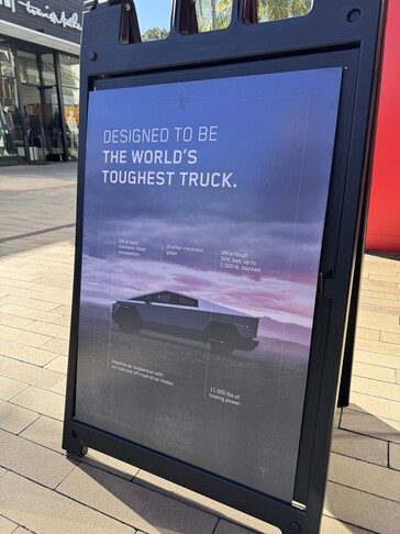 Tesla lijkt onzeker over het exoskelet van de Cybertruck in deze advertentie