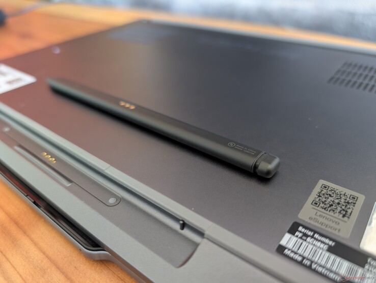 Door het dunnere en rechthoekige ontwerp van de Slim Pen 2 ligt deze echter minder goed in de hand dan dikkere stylussen, zoals de Surface Pen