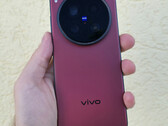 Vivo zou de X200 Ultra, op de foto, binnenkort kunnen vervangen door een directe opvolger. (Afbeeldingsbron: Notebookcheck)