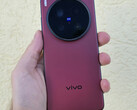 Vivo zou de X200 Ultra, op de foto, binnenkort kunnen vervangen door een directe opvolger. (Afbeeldingsbron: Notebookcheck)
