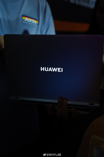 Achterpaneel met verlicht logo (Afbeelding bron: WHYLAB op Weibo)