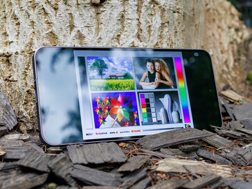 De Samsung Galaxy A56 buitenshuis