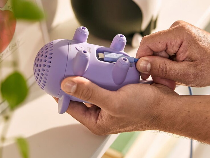 Een afbeelding van de USB-C oplaadfunctie van de IKEA Grejsimojs draagbare Bluetooth luidspreker