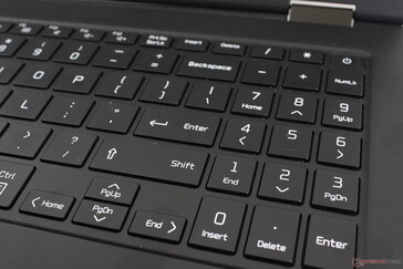 De NumPad- en pijltjestoetsen zijn klein en krap in vergelijking met de belangrijkste QWERTY-toetsen