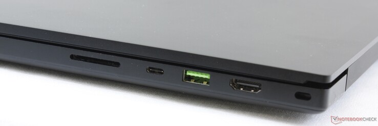 Rechts: SD-kaartlezer UHS-III, USB Type-C + Thunderbolt 3, USB 3.2 Gen. 2, HDMI 2.0b, Kensington Lock