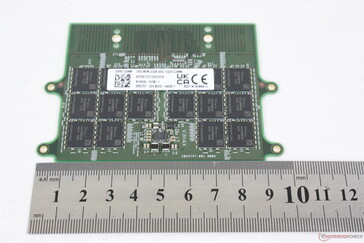 Voorkant van een 128 GB CAMM-module