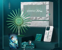 De co-branded box bevat vijf verzamelobjecten, met als blikvanger een draaibare metalen standaard die de telefoon magnetisch vasthoudt.