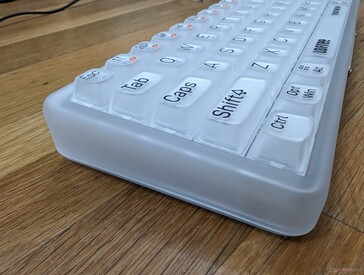 De omtrek van het toetsenbord is verhoogd, wat het schoonmaken tussen de toetsen bemoeilijkt