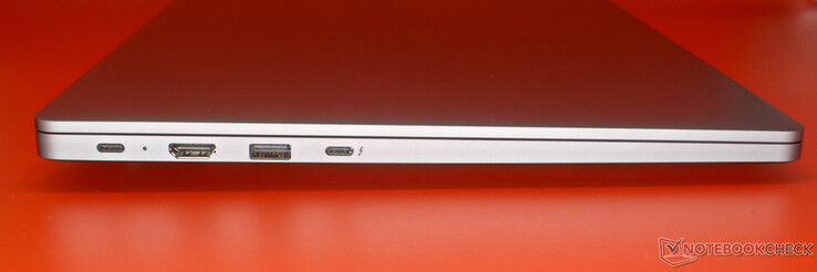 Rechts: USB Type-C, LED batterijstatus, HDMI 1.4b, USB-A 3.1, USB-C Thunderbolt 3.0 met DisplayPort
