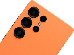 Samsung zal de Galaxy S26 Ultra mogelijk ook niet in het zwart aanbieden. Afgebeeld: S25 Ultra in Dbrand&#039;s Cosmic Orange skin. (Afbeeldingsbron: Dbrand)