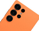 Samsung zal de Galaxy S26 Ultra mogelijk ook niet in het zwart aanbieden. Afgebeeld: S25 Ultra in Dbrand's Cosmic Orange skin. (Afbeeldingsbron: Dbrand)