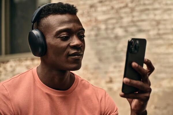 De Sonos Ace heeft nu een SideTone-functie waarmee gebruikers hun eigen stem kunnen horen tijdens gesprekken. (Afbeeldingsbron: Sonos)